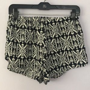 Black/white flowy patterned shorts